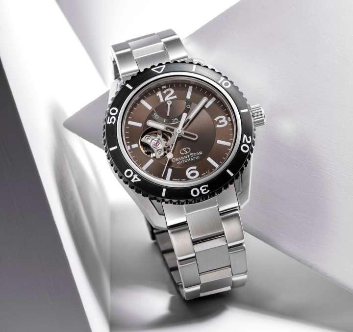 ORIENT STAR: Mechanical Sports Watch, Metal Strap - 43.2mm (RE-AT0102Y)